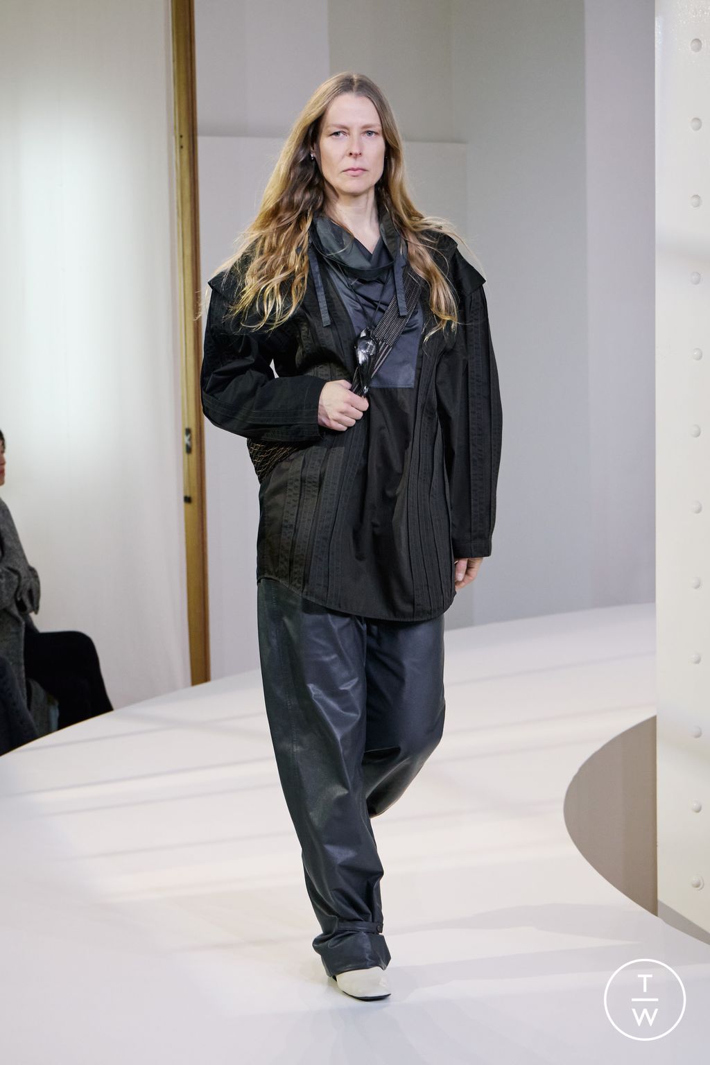 Fashion Week Paris Fall/Winter 2025 look 40 from the Lemaire collection 男装