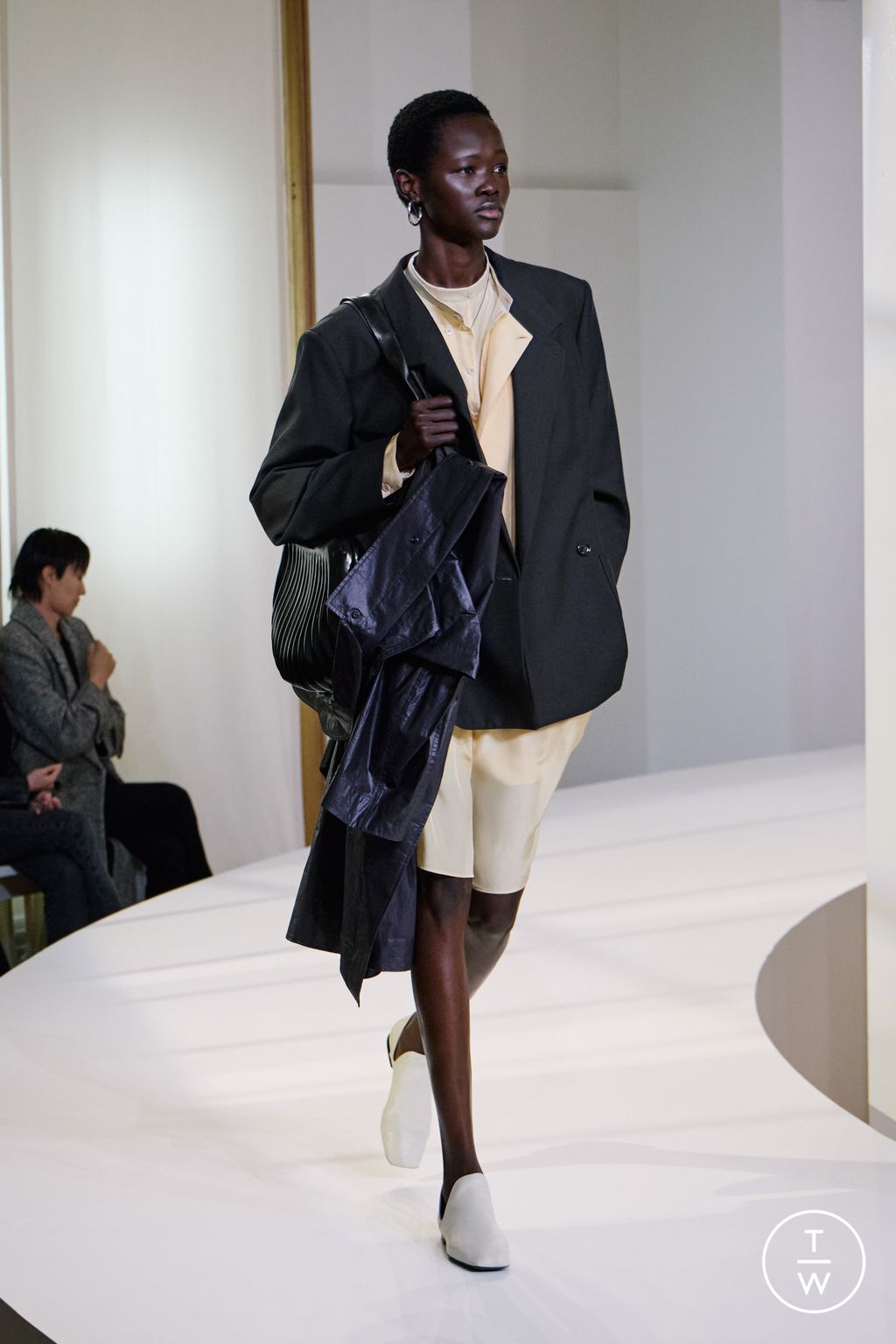 Fashion Week Paris Fall/Winter 2025 look 42 from the Lemaire collection 男装