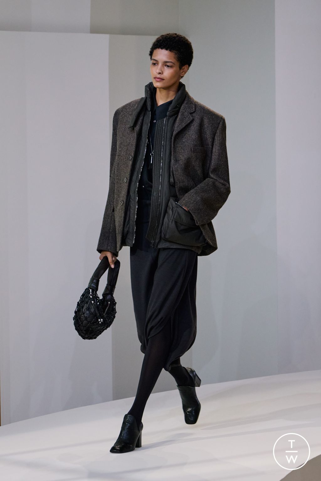 Fashion Week Paris Fall/Winter 2025 look 43 from the Lemaire collection 男装