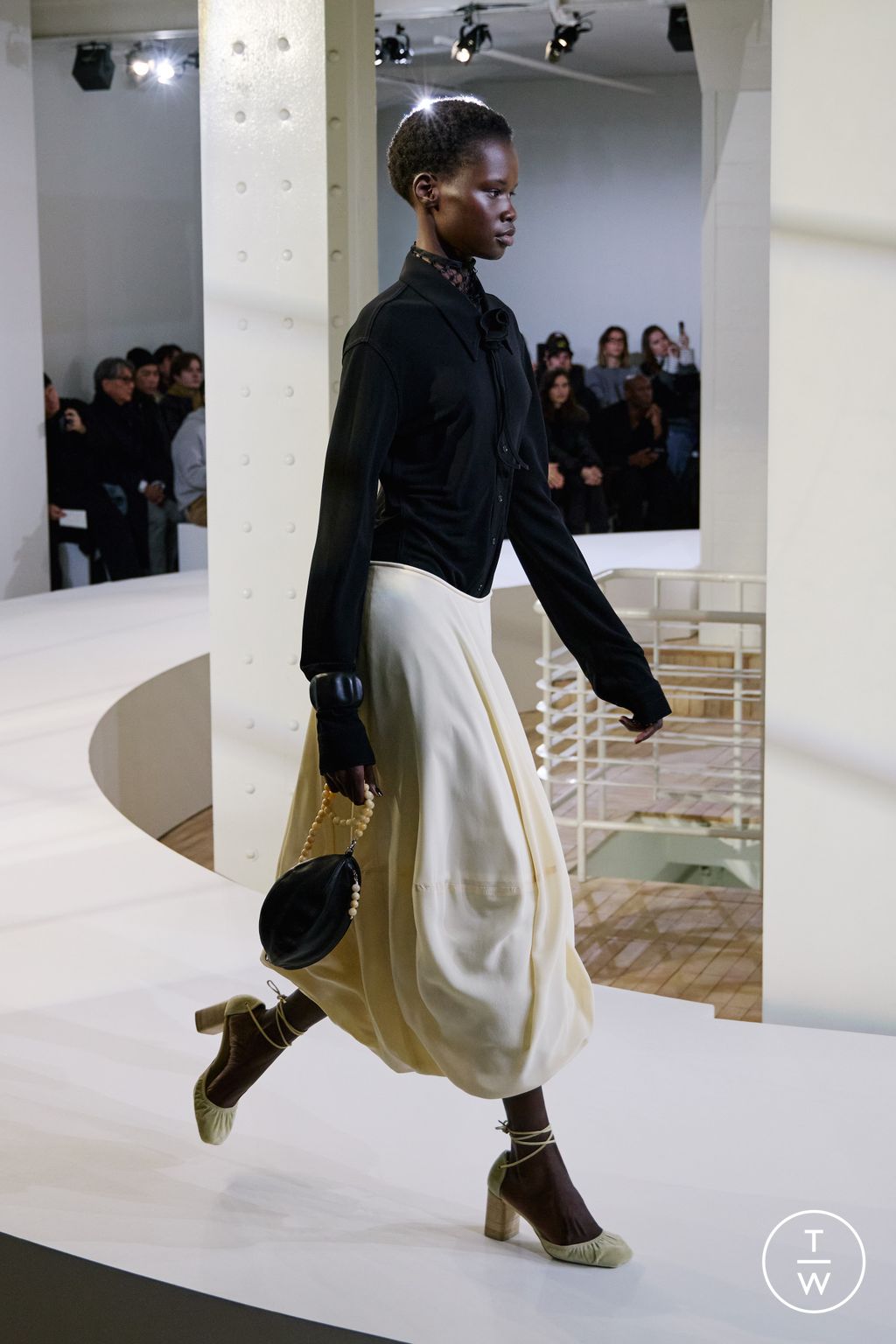 Fashion Week Paris Fall/Winter 2025 look 45 from the Lemaire collection 男装