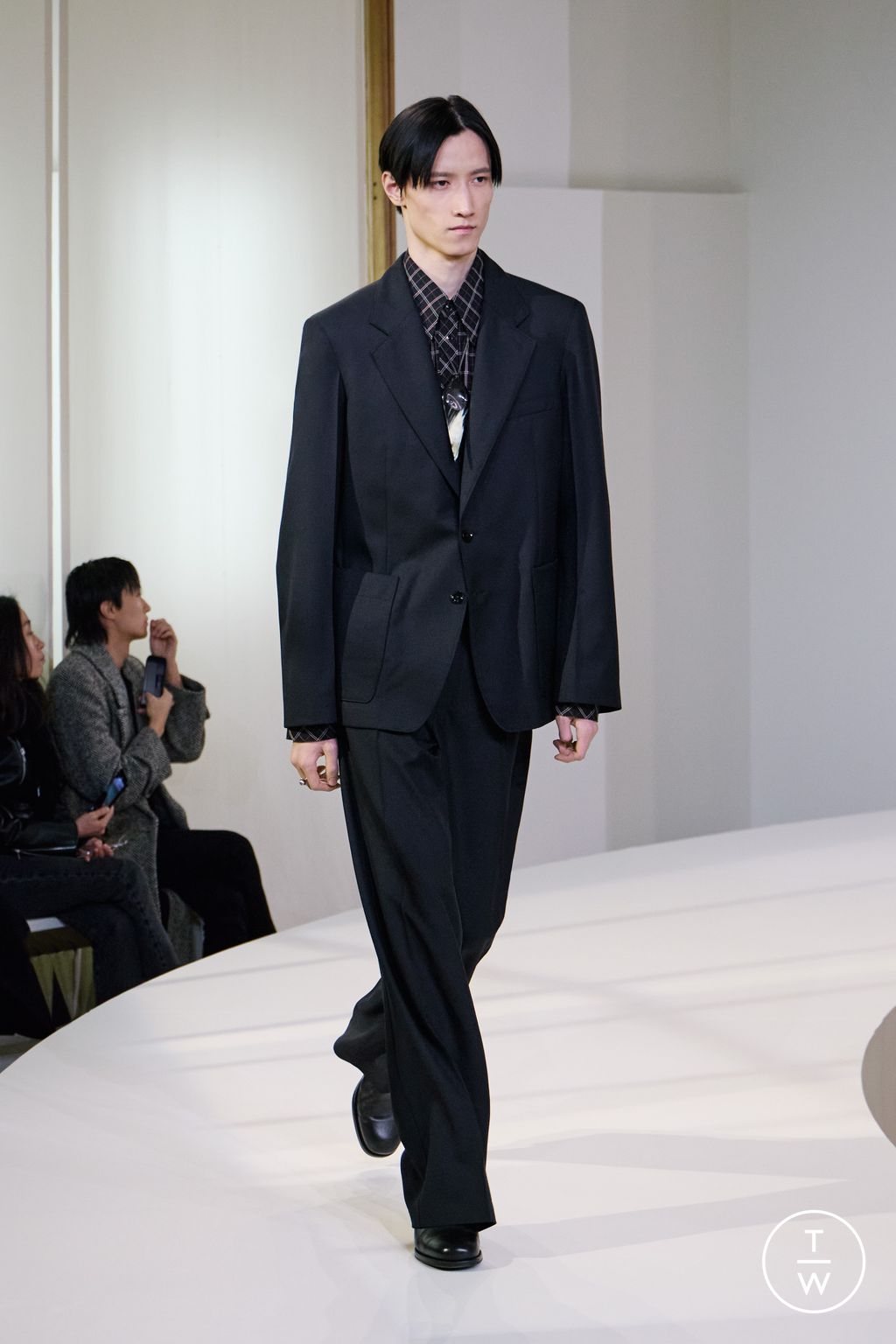Fashion Week Paris Fall/Winter 2025 look 46 from the Lemaire collection 男装