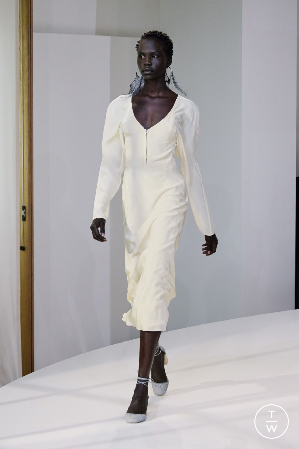 Fashion Week Paris Fall/Winter 2025 look 47 from the Lemaire collection 男装