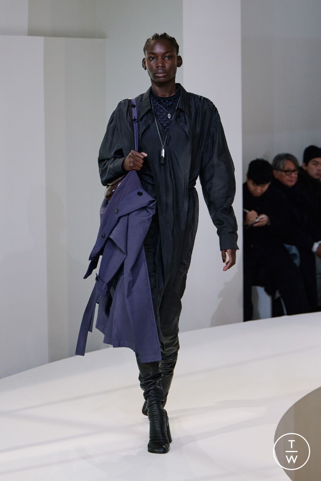 Fashion Week Paris Fall/Winter 2025 look 48 from the Lemaire collection 男装