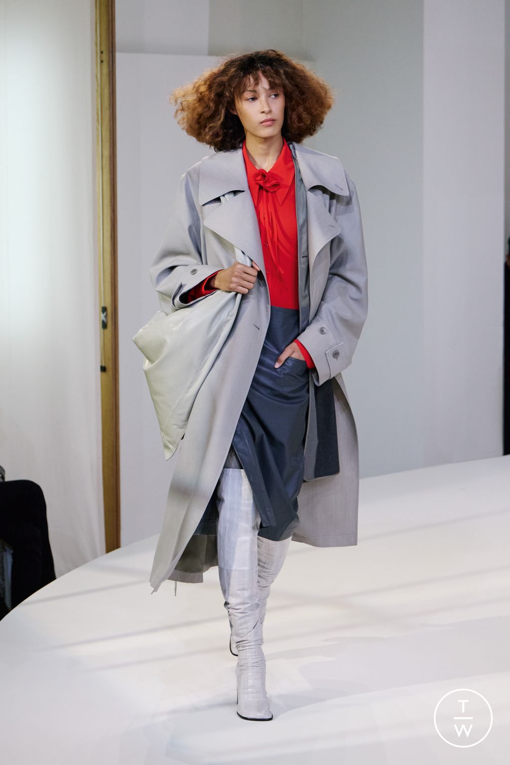 Fashion Week Paris Fall/Winter 2025 look 52 from the Lemaire collection 男装