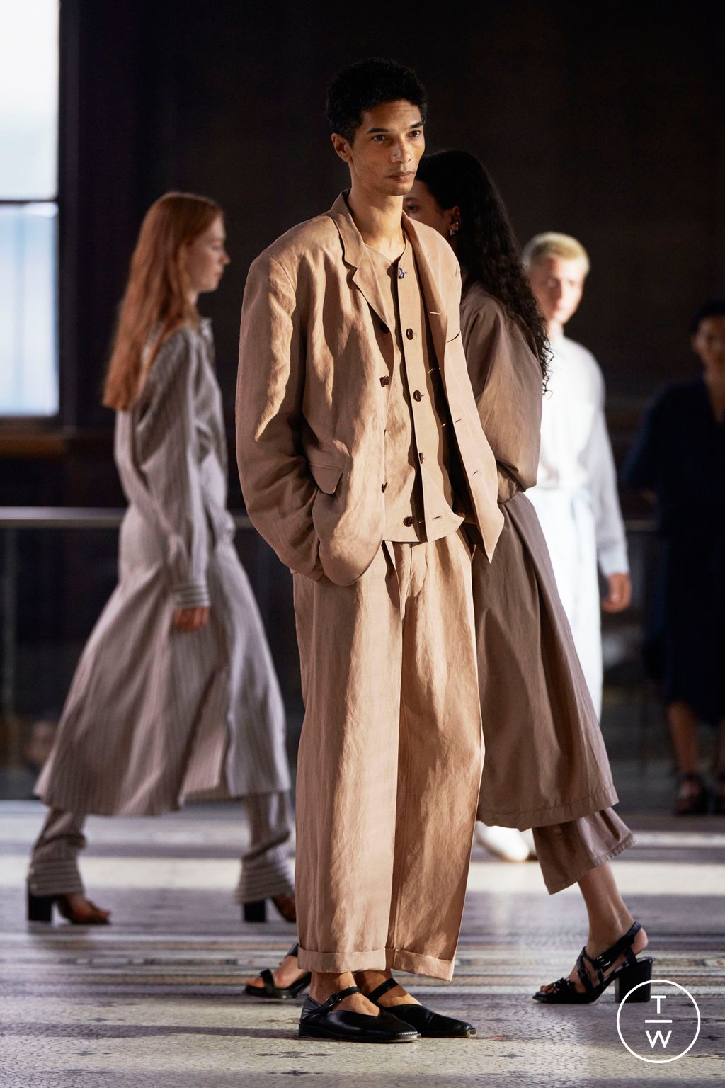 Fashion Week Paris Spring/Summer 2023 look 14 from the Lemaire collection menswear