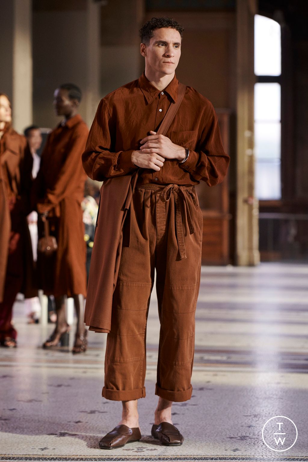 Fashion Week Paris Spring/Summer 2023 look 25 from the Lemaire collection 男装