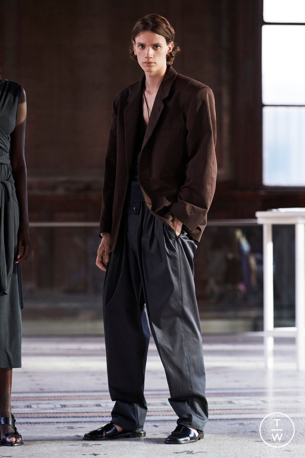 Fashion Week Paris Spring/Summer 2023 look 28 from the Lemaire collection menswear