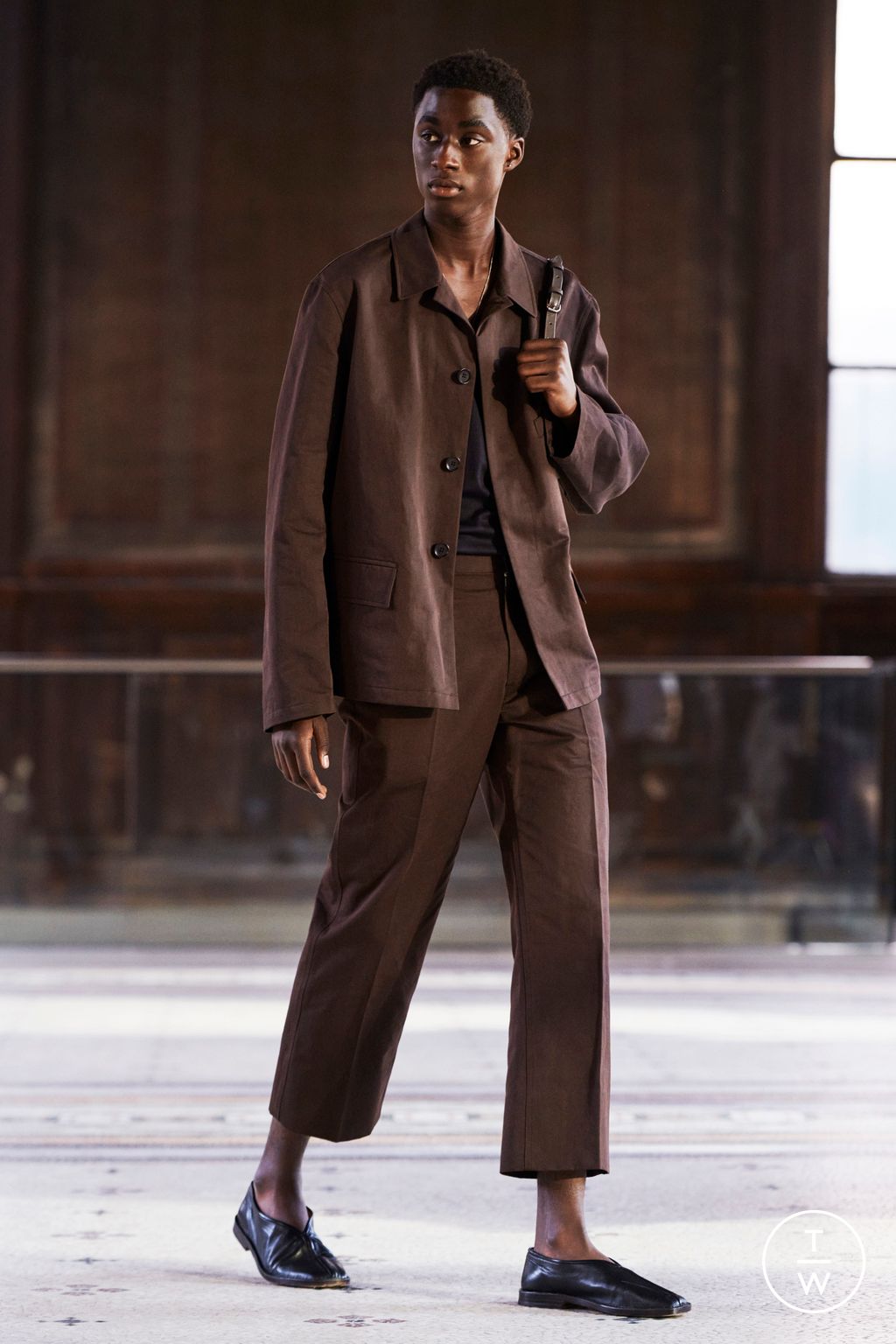 Fashion Week Paris Spring/Summer 2023 look 29 from the Lemaire collection menswear
