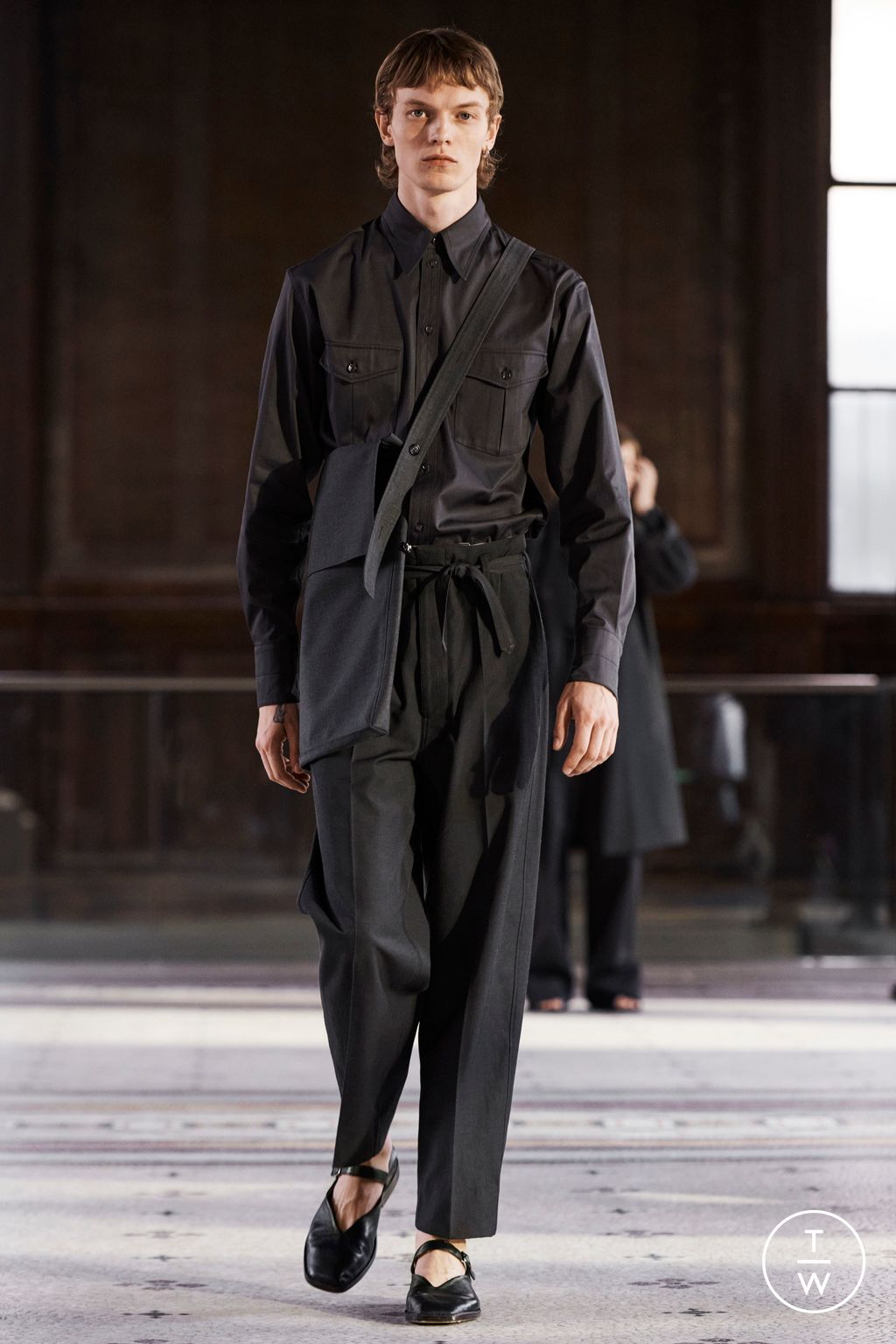 Fashion Week Paris Spring/Summer 2023 look 30 from the Lemaire collection 男装
