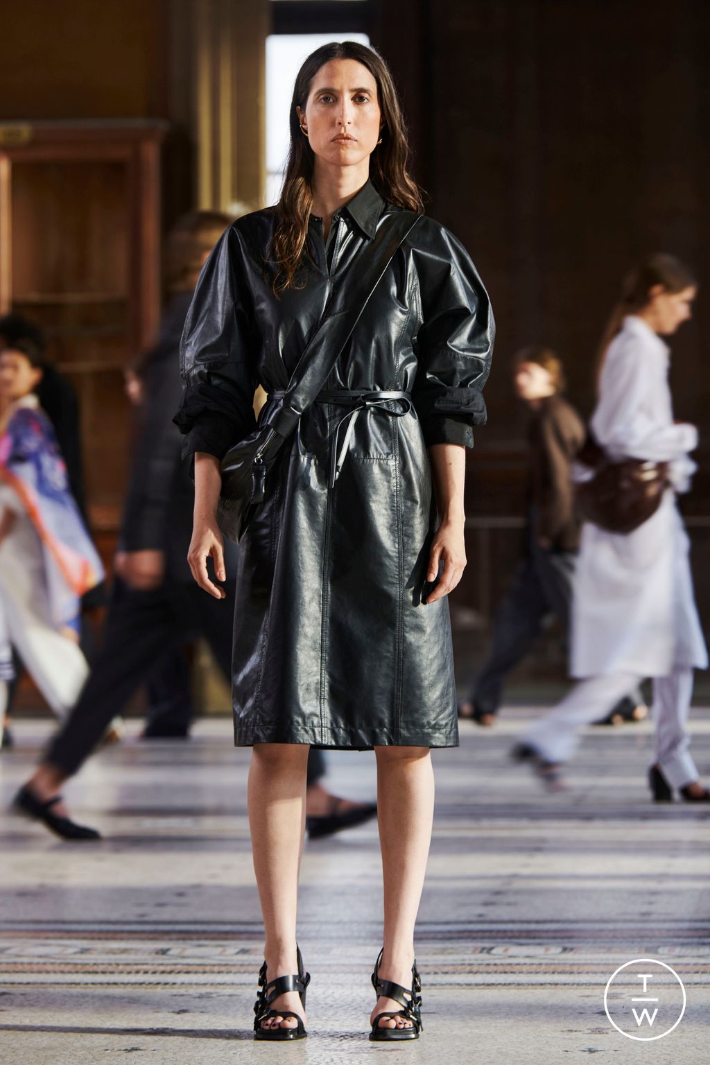 Fashion Week Paris Spring/Summer 2023 look 33 from the Lemaire collection 男装