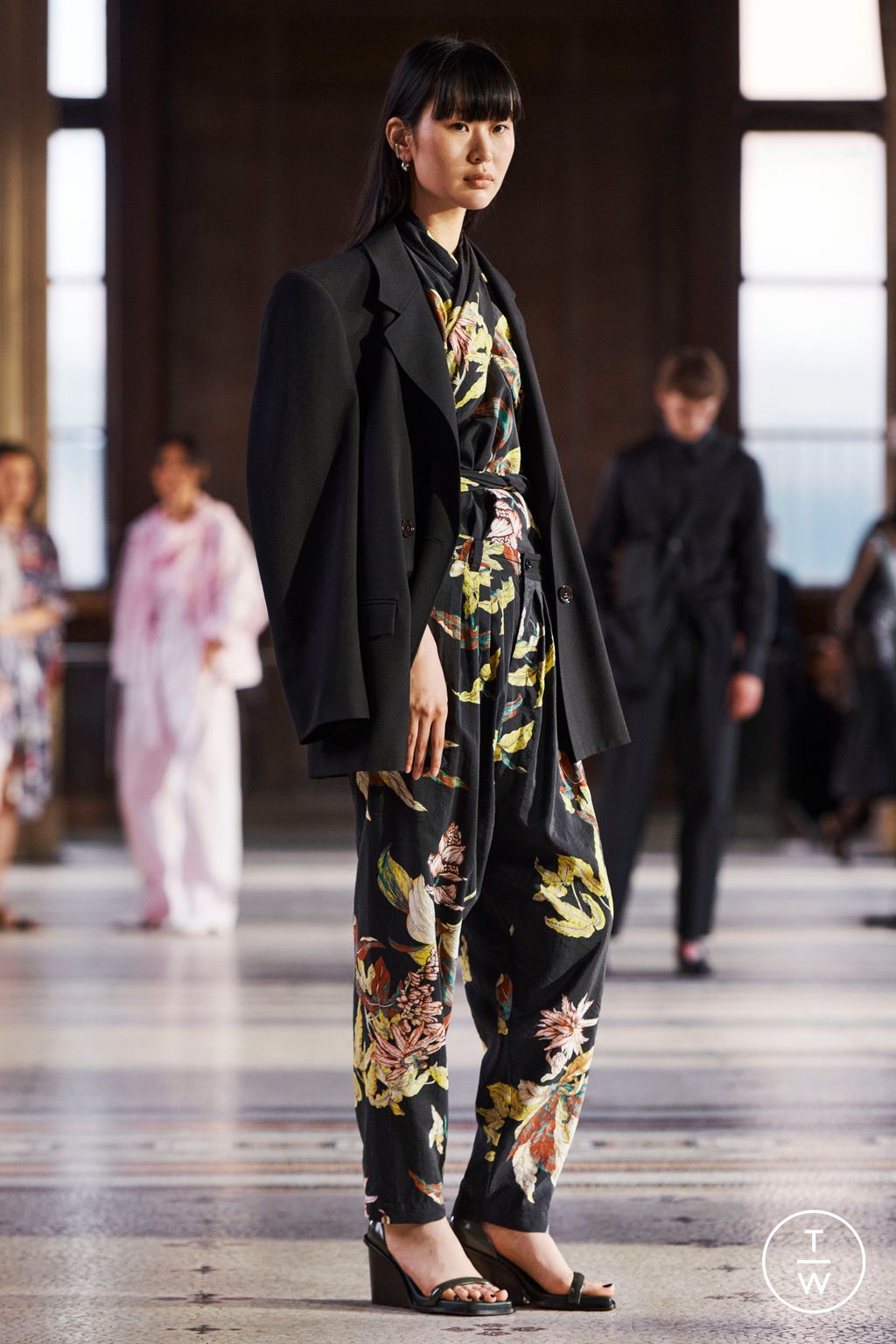 Fashion Week Paris Spring/Summer 2023 look 34 from the Lemaire collection menswear