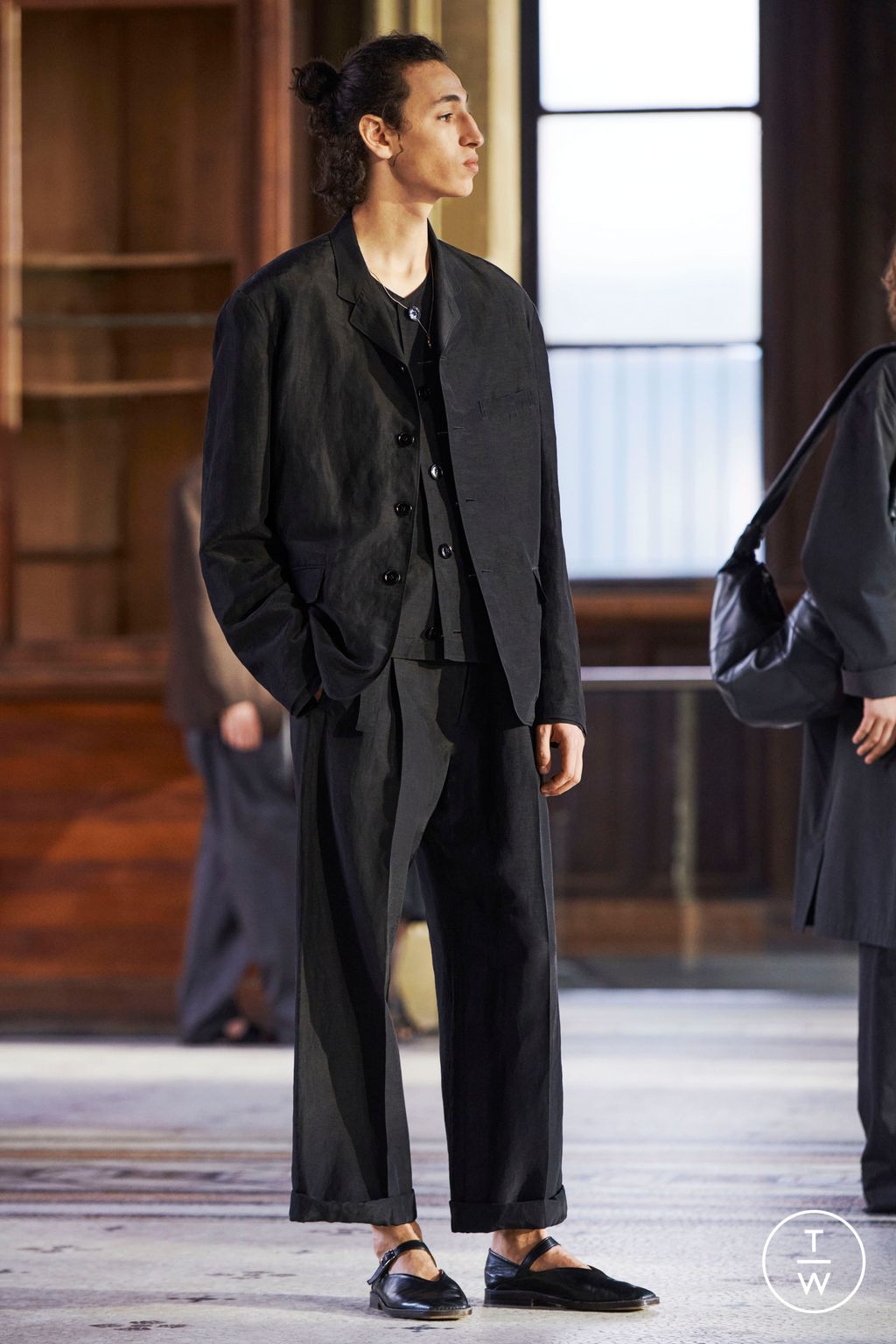 Fashion Week Paris Spring/Summer 2023 look 37 from the Lemaire collection menswear
