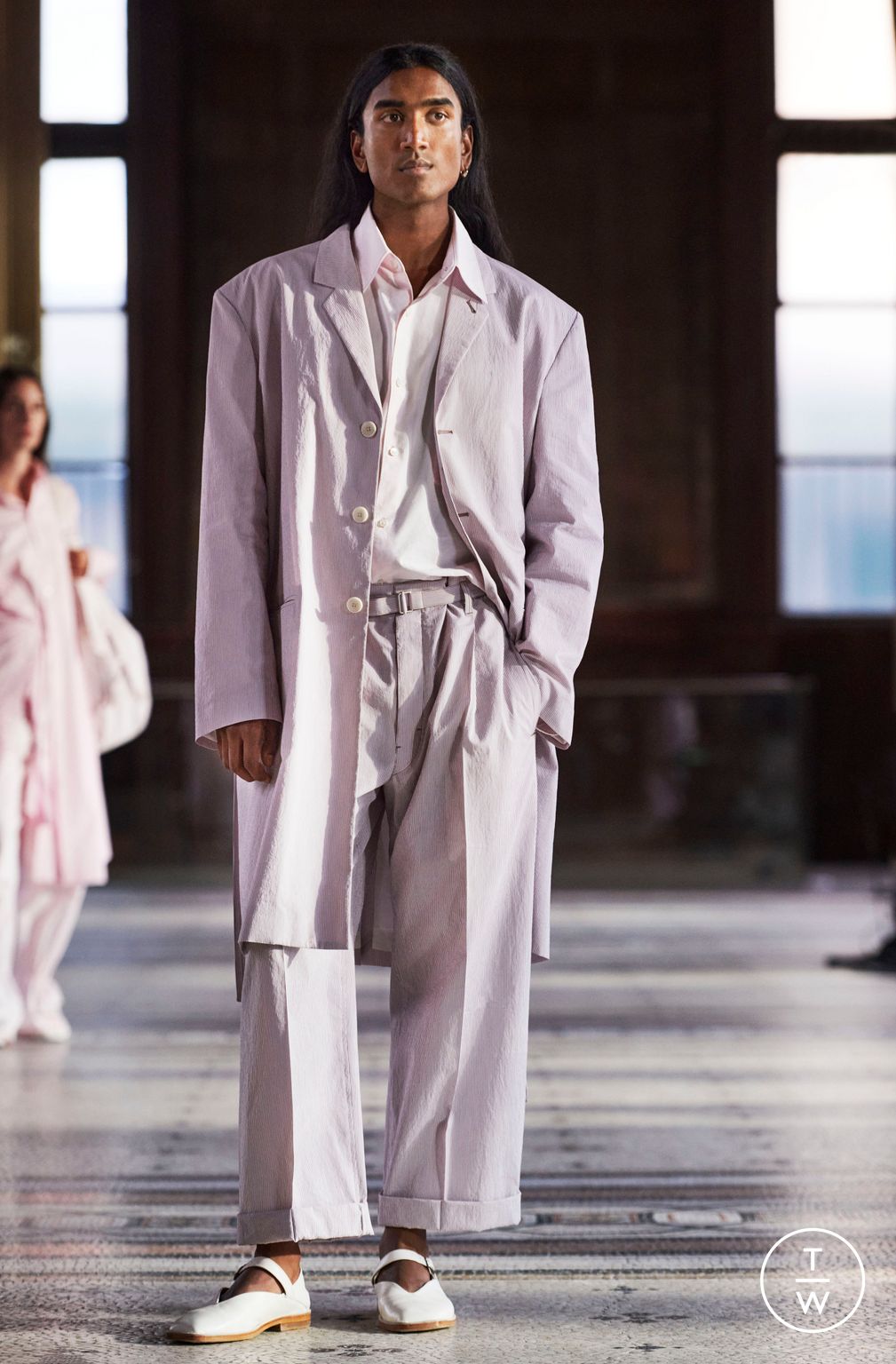 Fashion Week Paris Spring/Summer 2023 look 46 from the Lemaire collection 男装