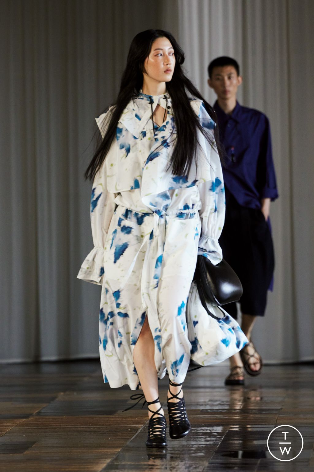 Fashion Week Paris Spring/Summer 2024 look 15 from the Lemaire collection 男装
