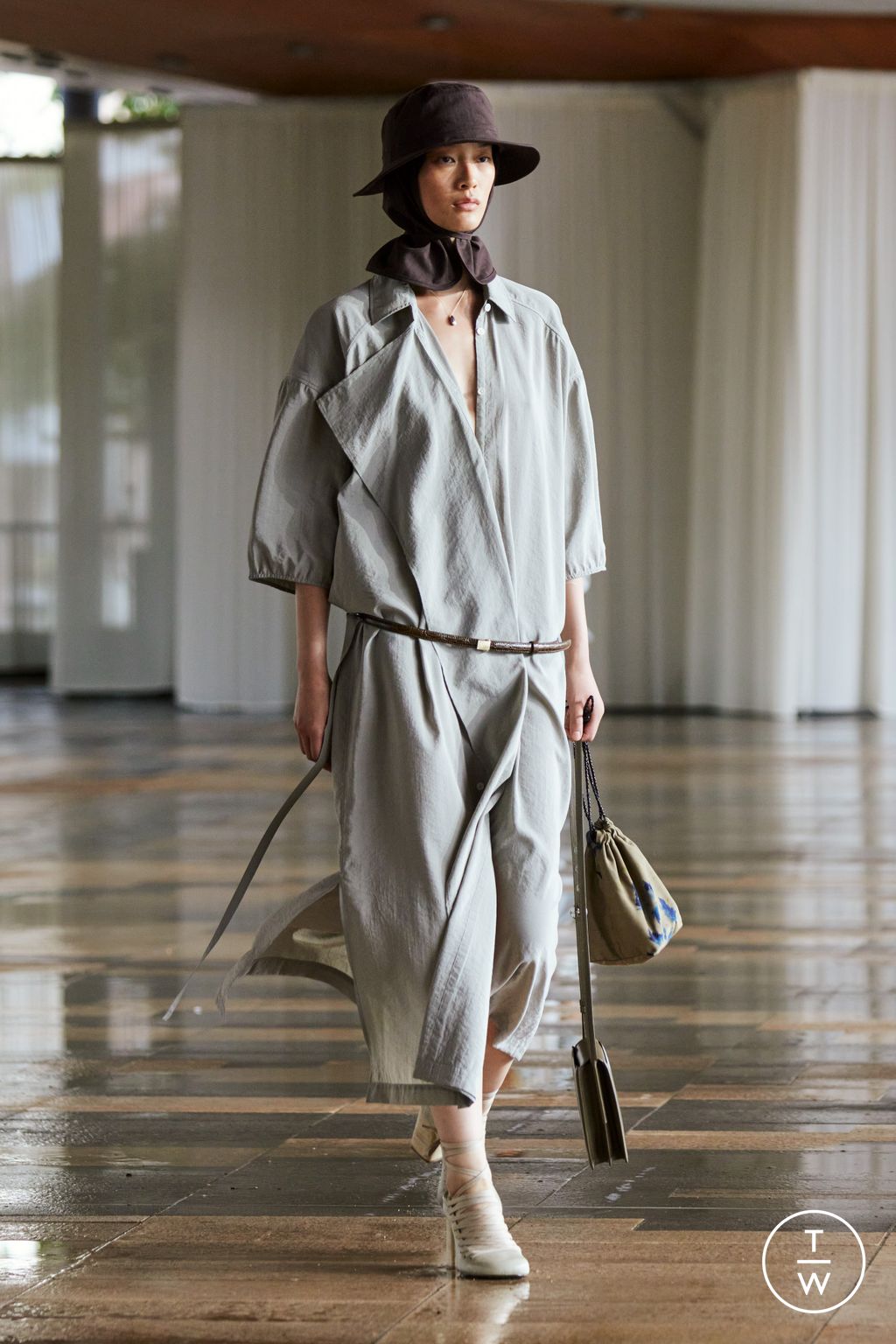 Fashion Week Paris Spring/Summer 2024 look 37 from the Lemaire collection 男装