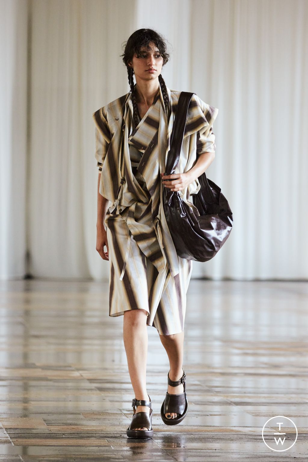 Fashion Week Paris Spring/Summer 2024 look 42 from the Lemaire collection 男装