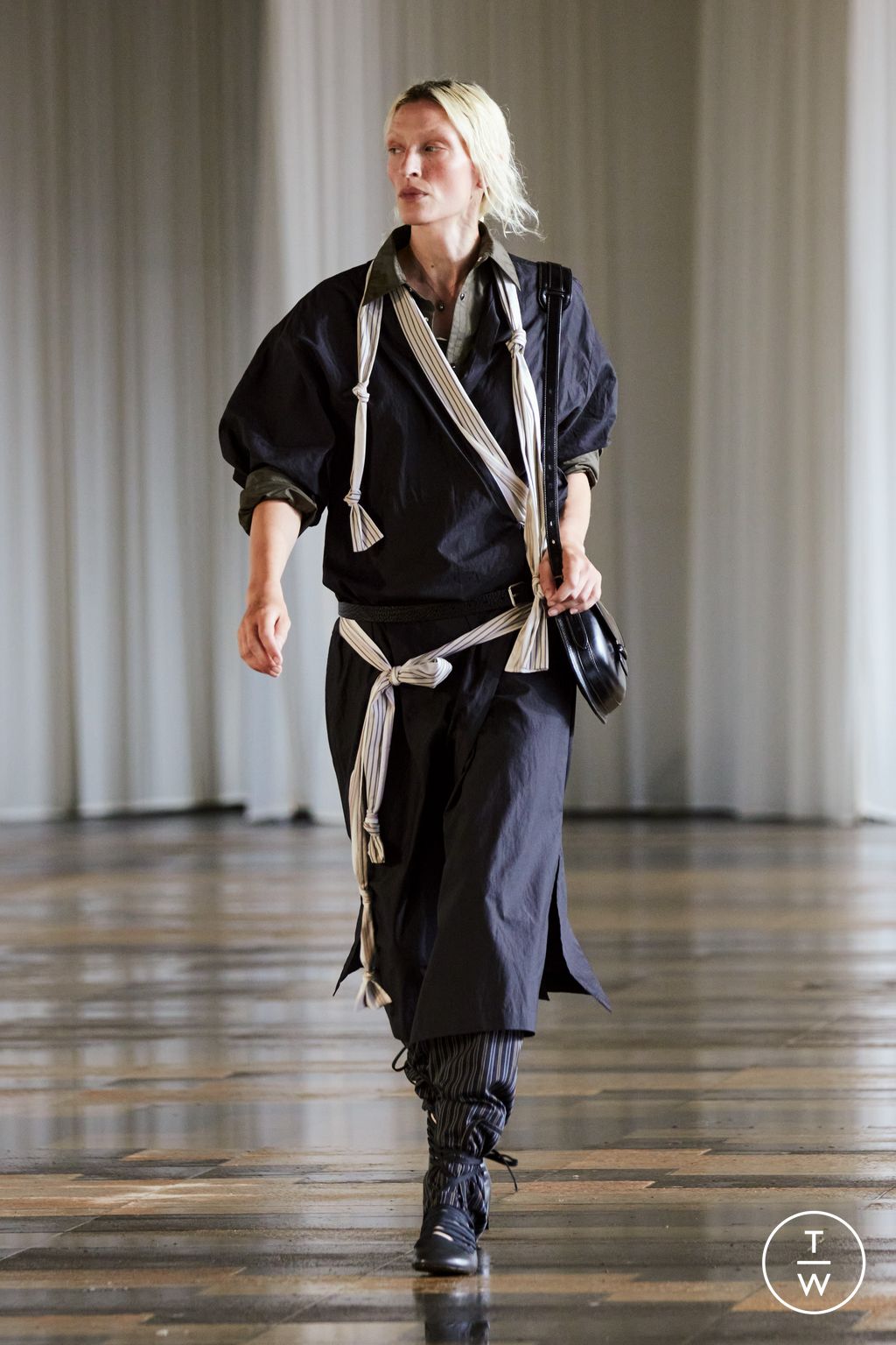 Fashion Week Paris Spring/Summer 2024 look 54 from the Lemaire collection 男装