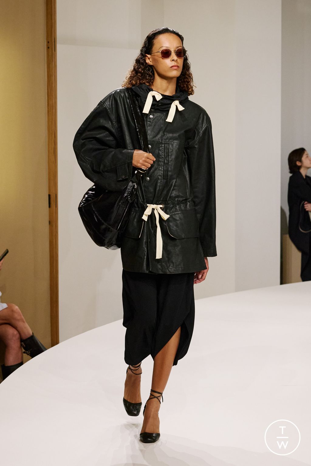 Fashion Week Paris Spring-Summer 2025 look 1 de la collection Lemaire menswear