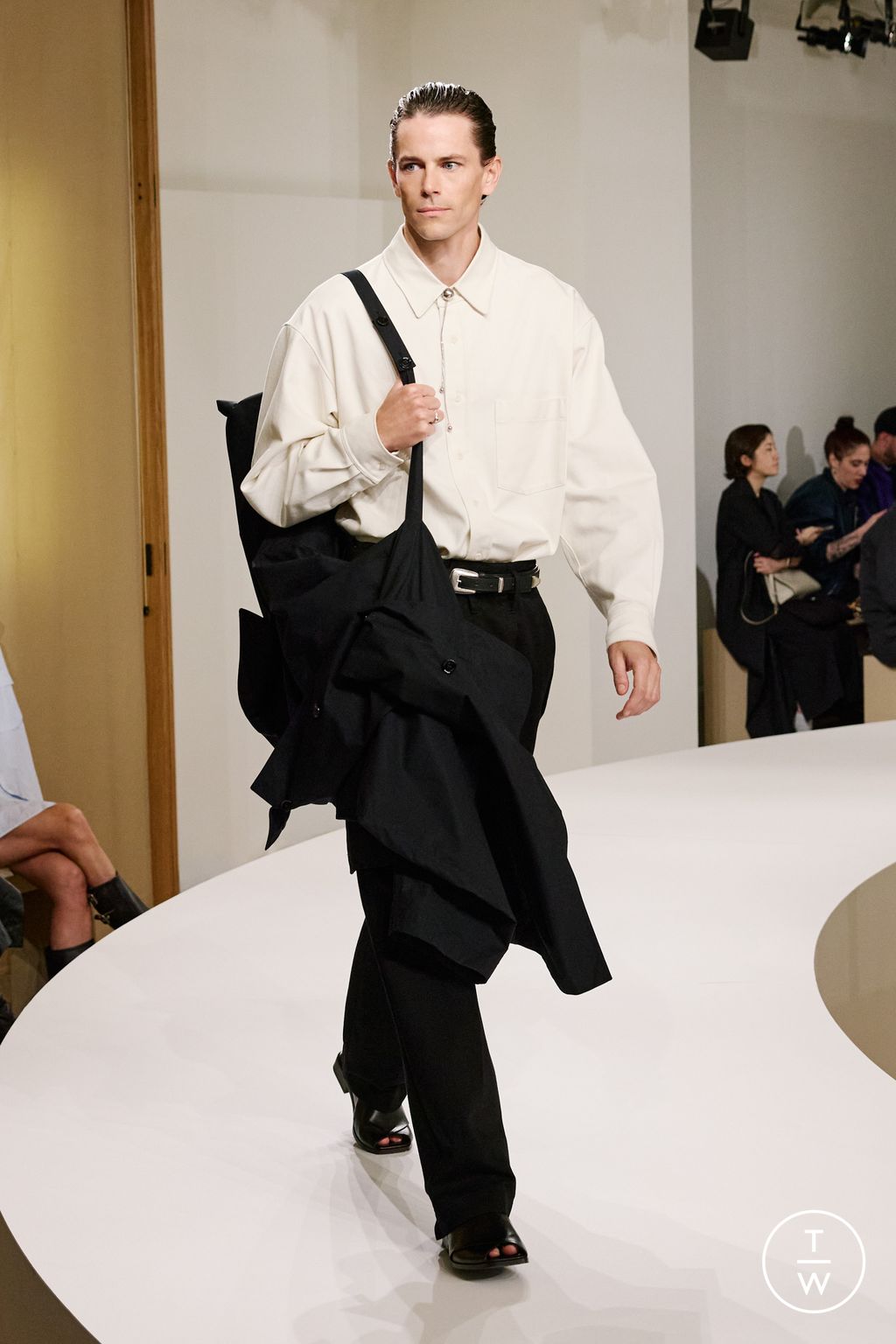 Fashion Week Paris Spring/Summer 2025 look 2 de la collection Lemaire menswear