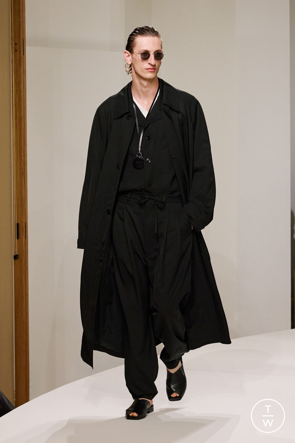 Fashion Week Paris Spring-Summer 2025 look 3 from the Lemaire collection menswear