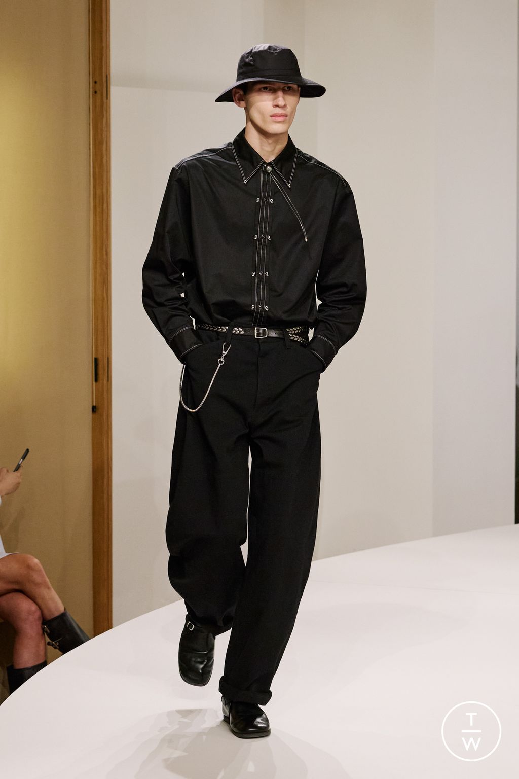 Fashion Week Paris Spring-Summer 2025 look 8 from the Lemaire collection menswear