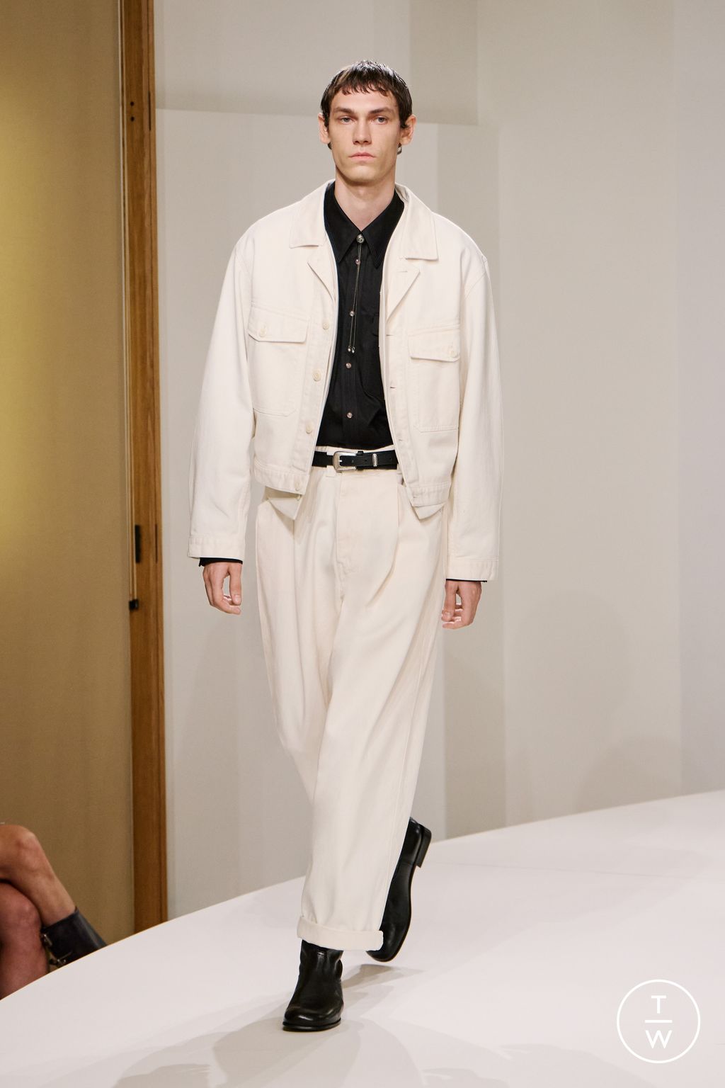 Fashion Week Paris Spring-Summer 2025 look 9 from the Lemaire collection 男装