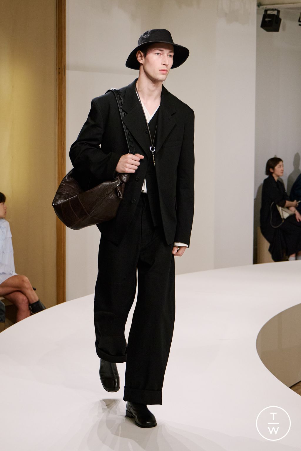 Fashion Week Paris Spring/Summer 2025 look 13 de la collection Lemaire menswear