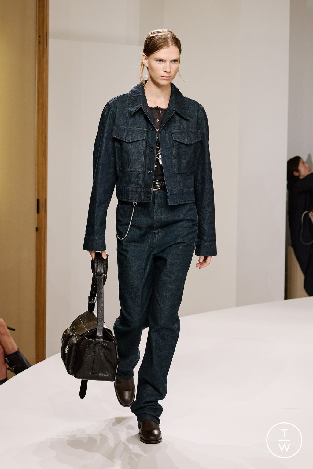 Fashion Week Paris Spring/Summer 2025 look 14 de la collection Lemaire menswear
