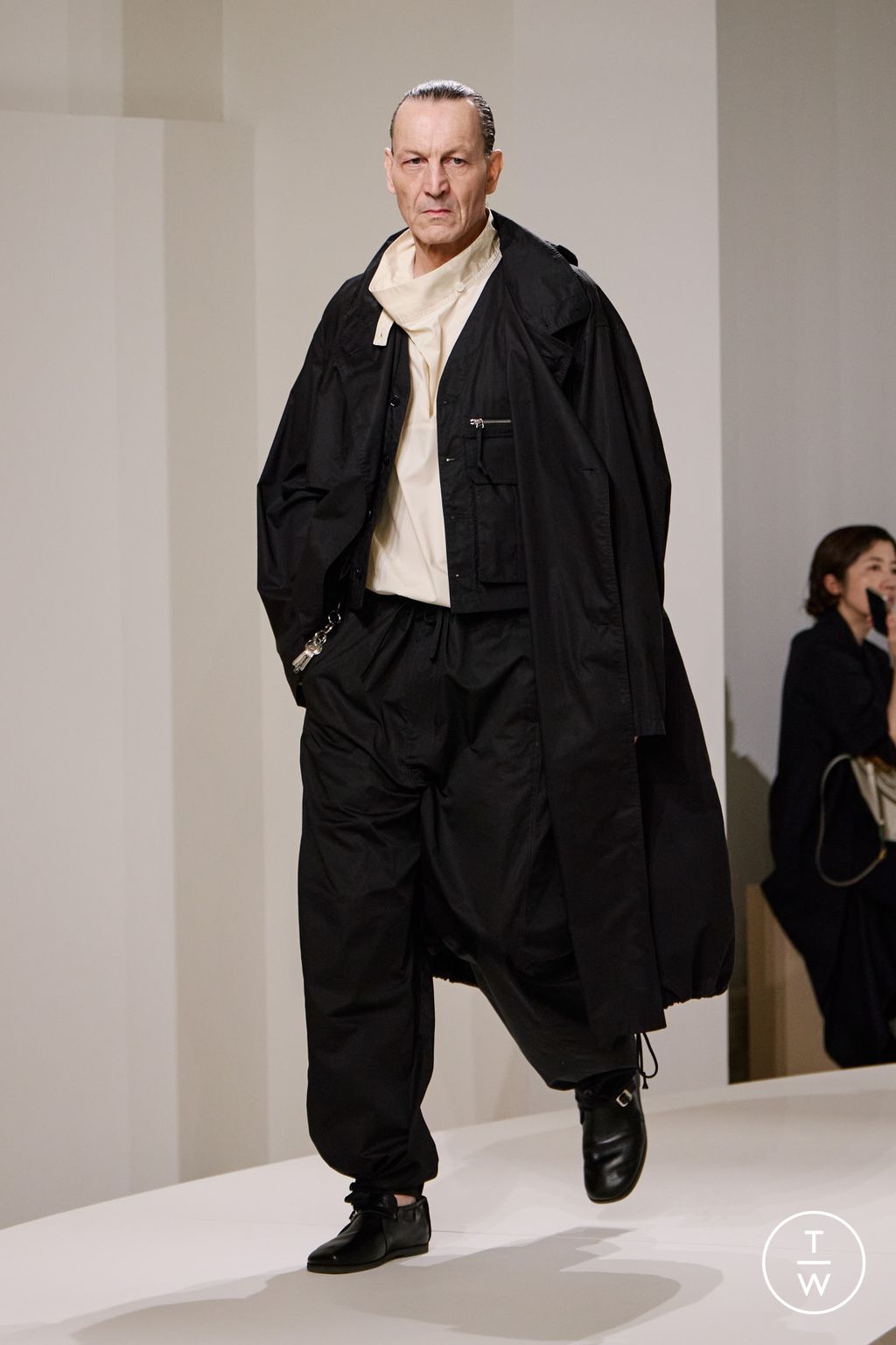 Fashion Week Paris Spring-Summer 2025 look 19 from the Lemaire collection 男装