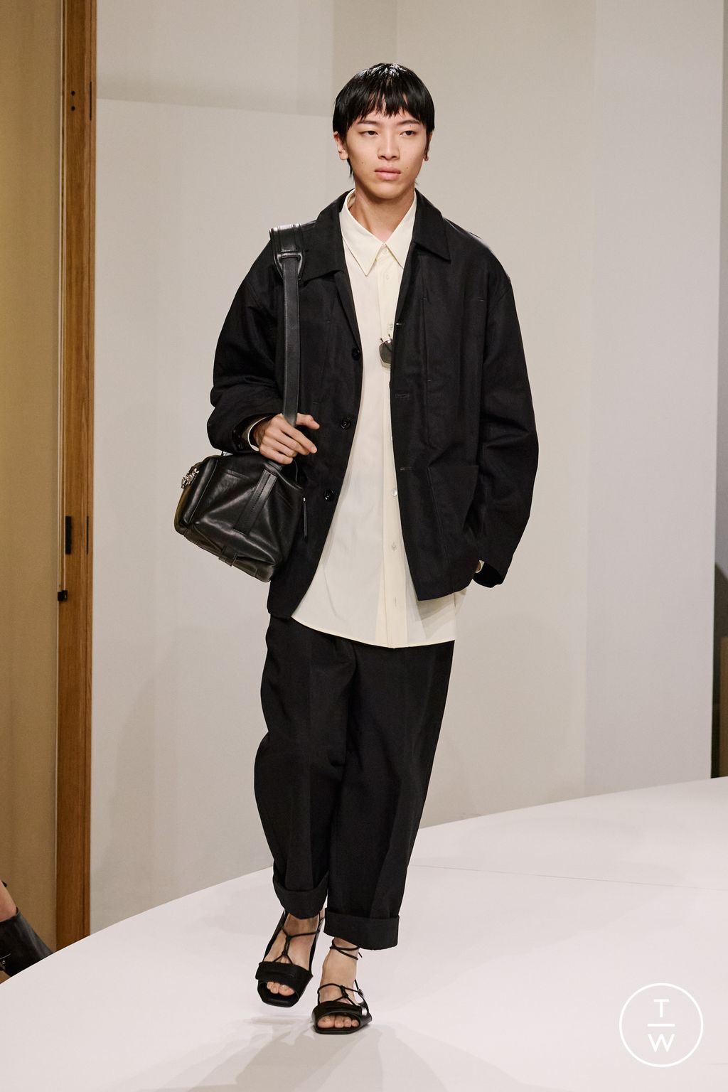 Fashion Week Paris Spring-Summer 2025 look 21 from the Lemaire collection menswear