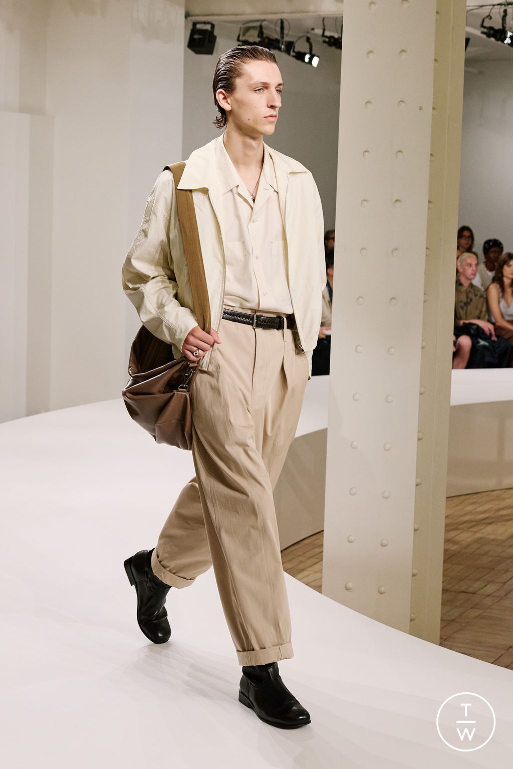 Fashion Week Paris Spring-Summer 2025 look 22 from the Lemaire collection 男装