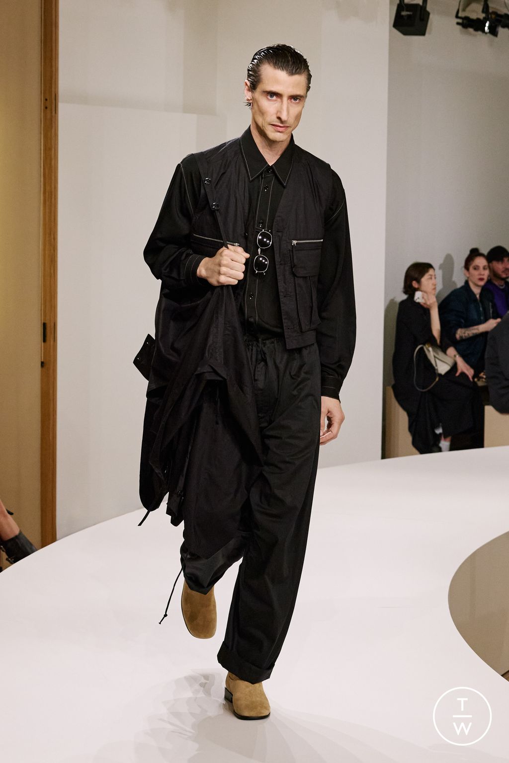 Fashion Week Paris Spring-Summer 2025 look 25 from the Lemaire collection menswear