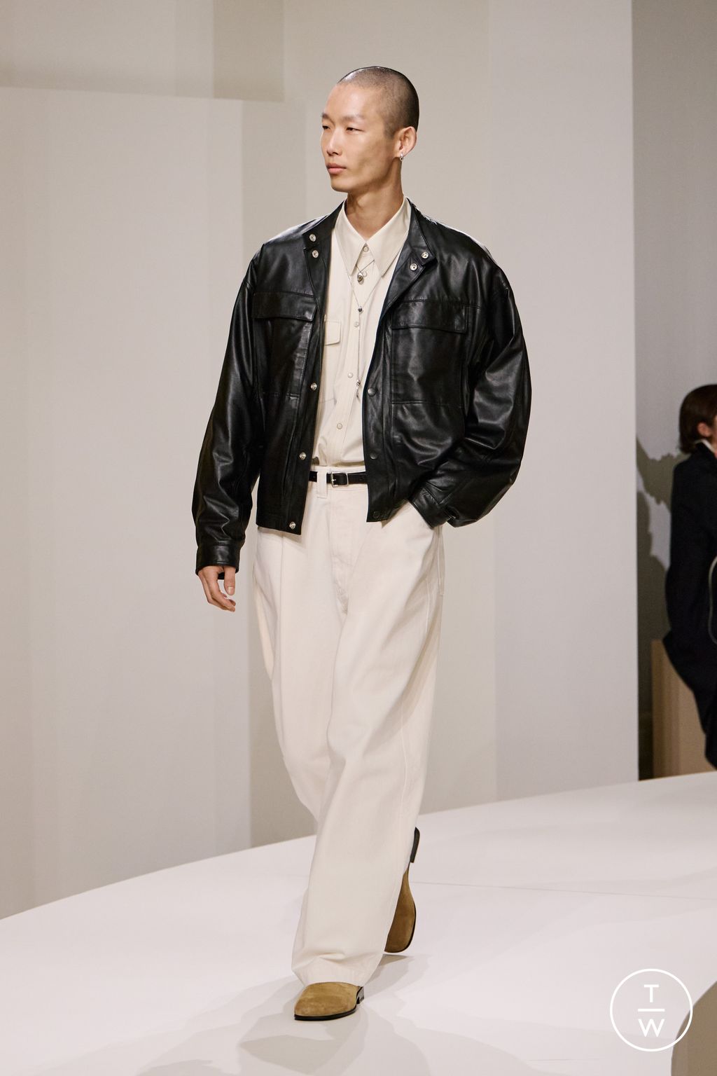 Fashion Week Paris Spring-Summer 2025 look 26 from the Lemaire collection 男装