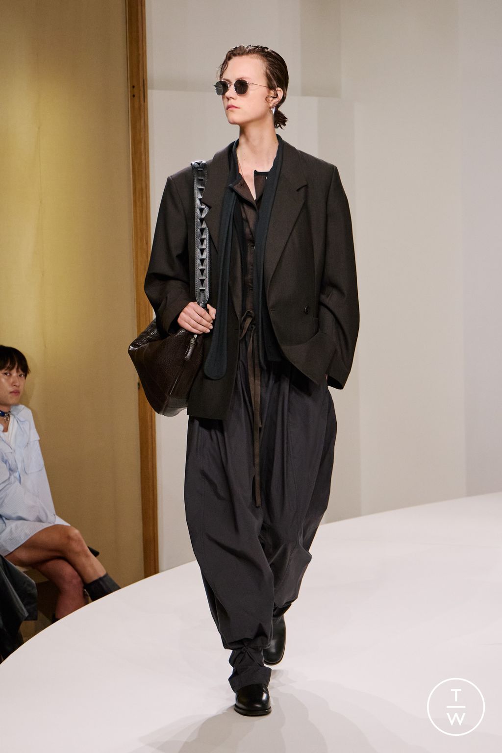 Fashion Week Paris Spring/Summer 2025 look 29 de la collection Lemaire menswear
