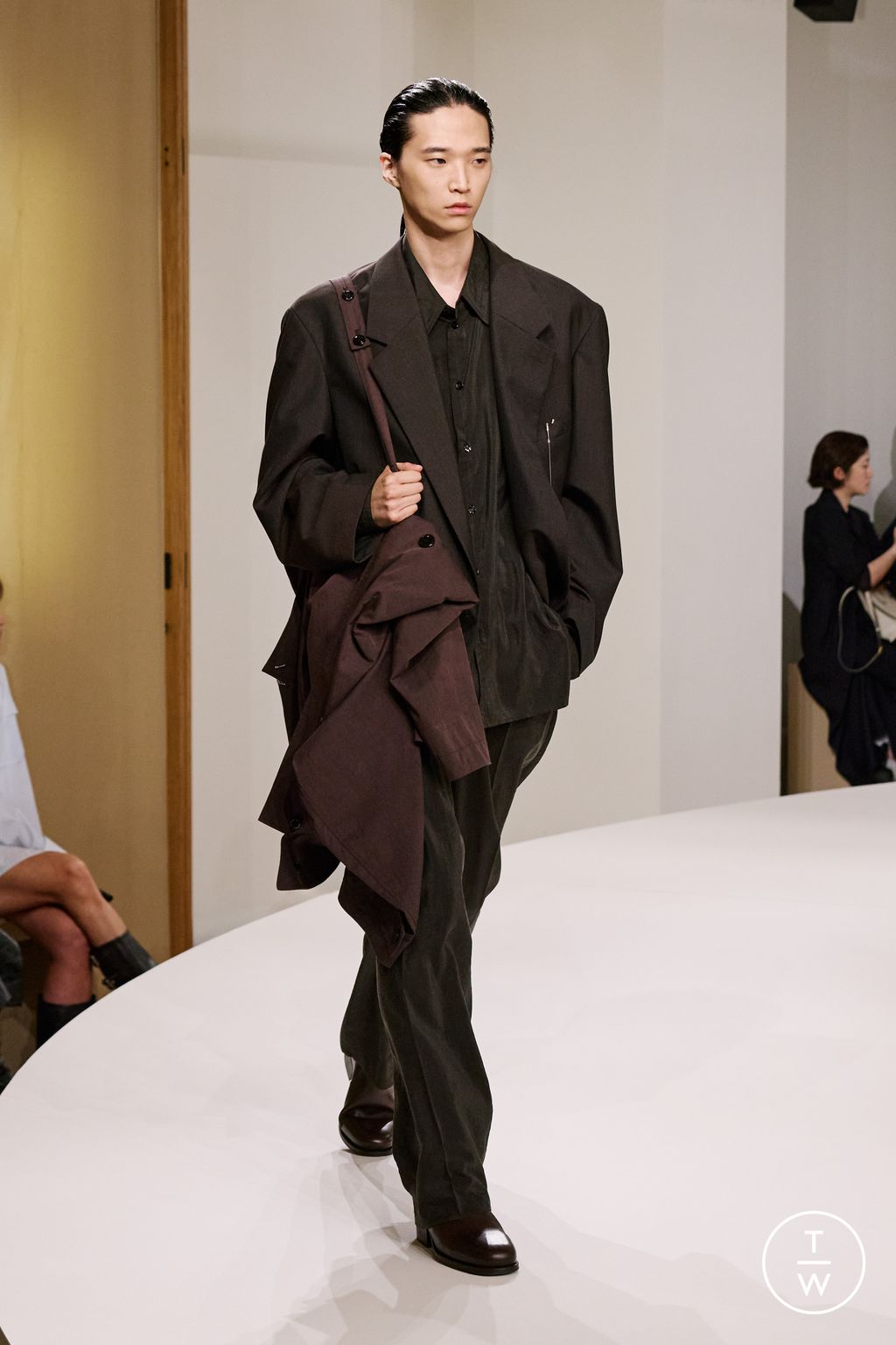 Fashion Week Paris Spring-Summer 2025 look 30 from the Lemaire collection menswear