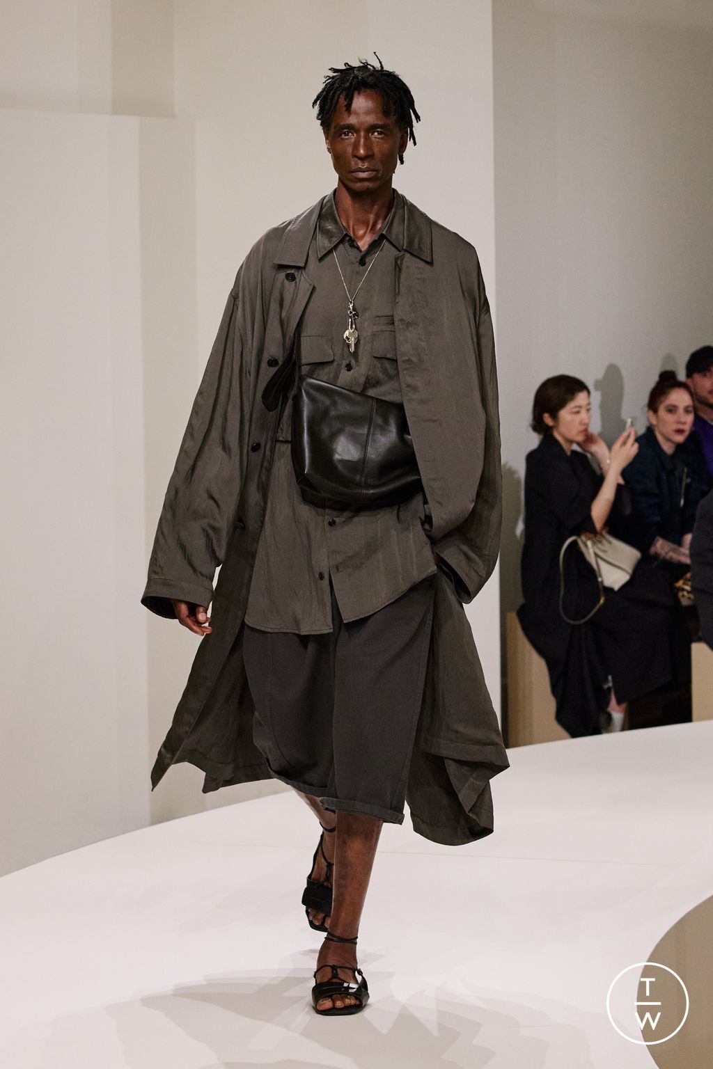 Fashion Week Paris Spring-Summer 2025 look 32 from the Lemaire collection menswear