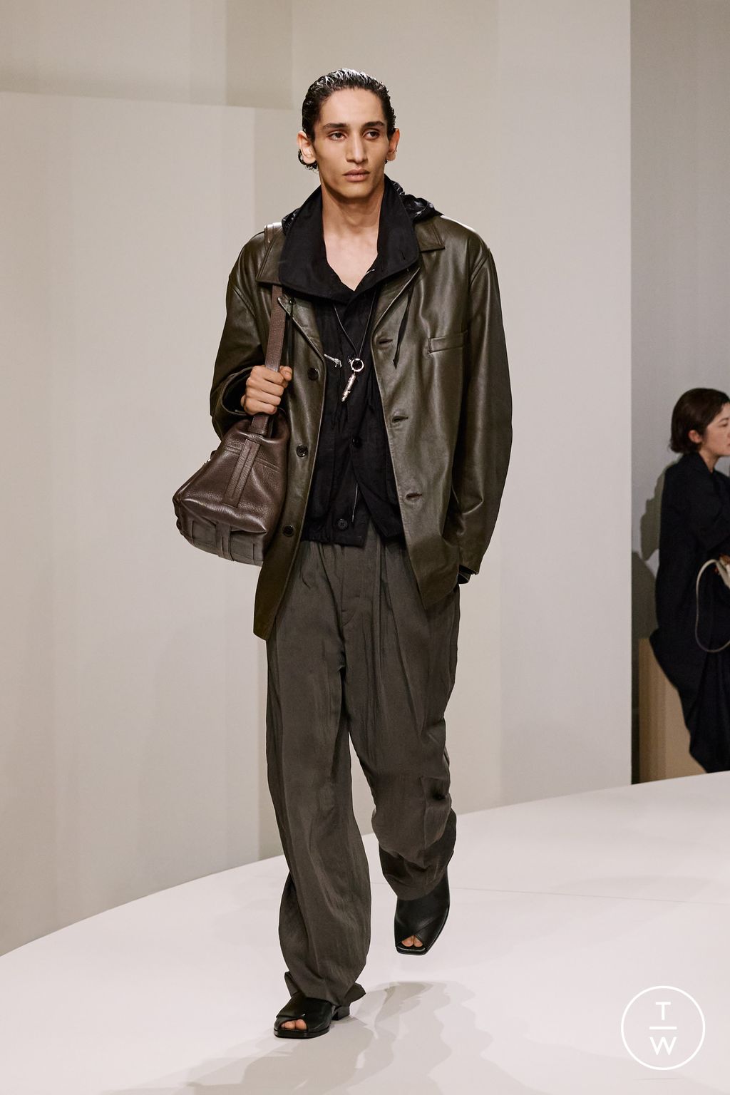 Fashion Week Paris Spring-Summer 2025 look 33 from the Lemaire collection menswear