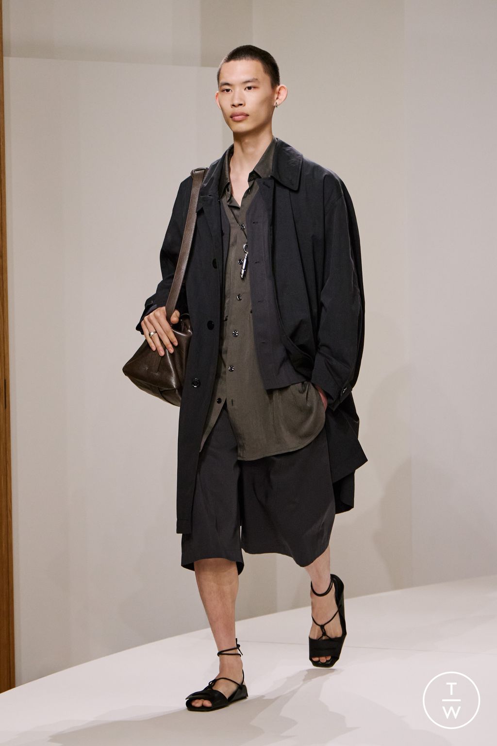 Fashion Week Paris Spring/Summer 2025 look 35 de la collection Lemaire menswear