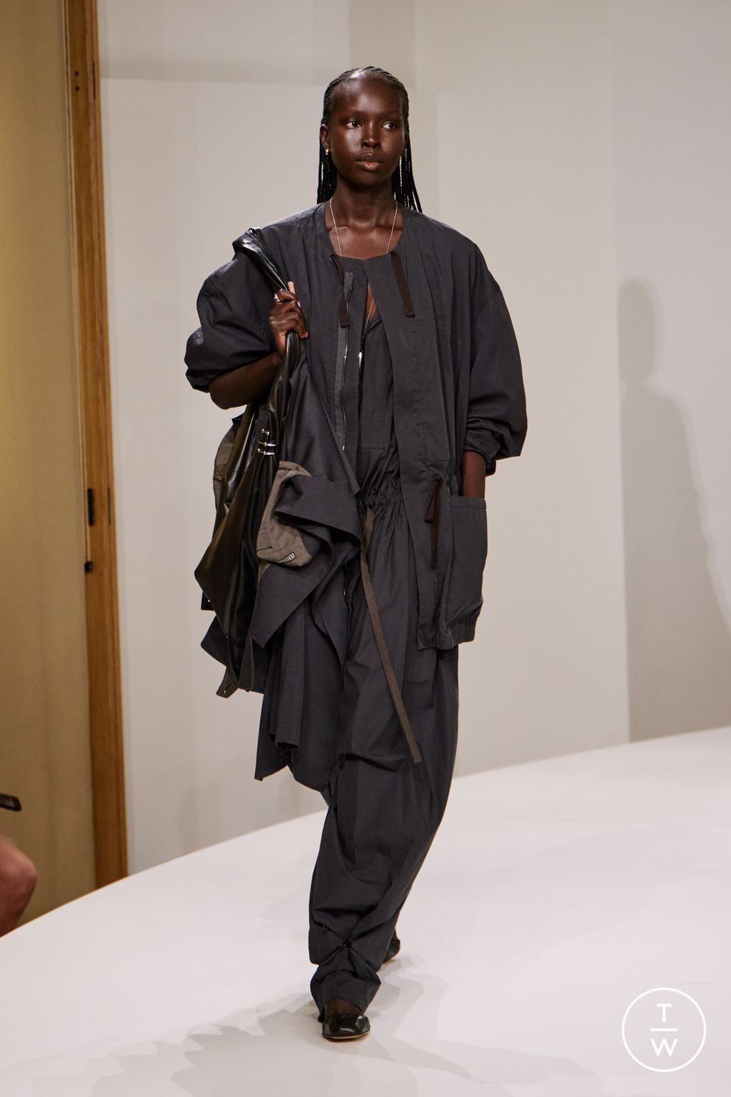 Fashion Week Paris Spring-Summer 2025 look 36 from the Lemaire collection 男装