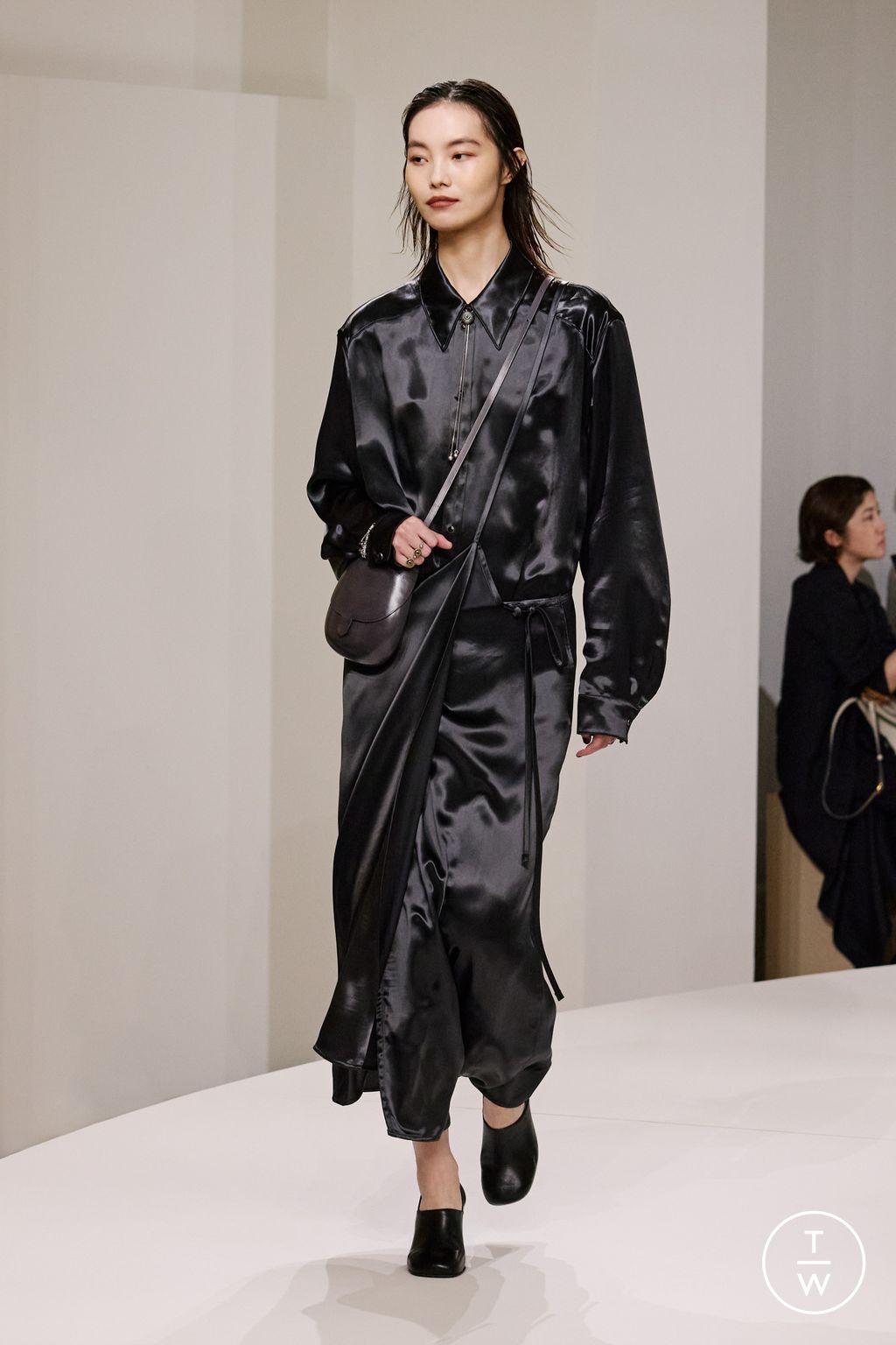 Fashion Week Paris Spring-Summer 2025 look 38 from the Lemaire collection menswear