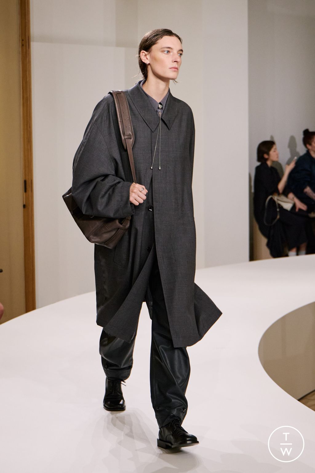 Fashion Week Paris Spring-Summer 2025 look 39 from the Lemaire collection menswear