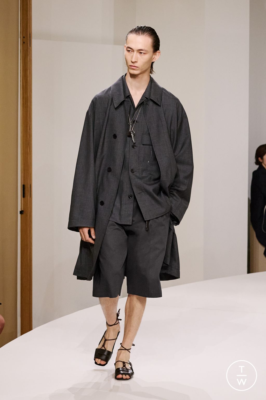 Fashion Week Paris Spring/Summer 2025 look 40 de la collection Lemaire menswear
