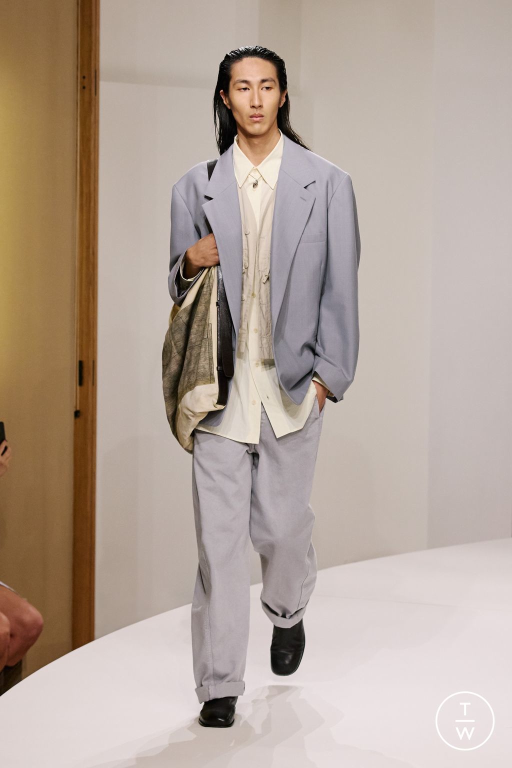 Fashion Week Paris Spring-Summer 2025 look 46 from the Lemaire collection menswear