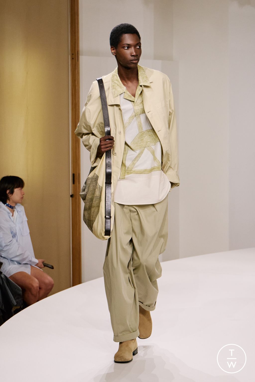 Fashion Week Paris Spring-Summer 2025 look 50 from the Lemaire collection menswear