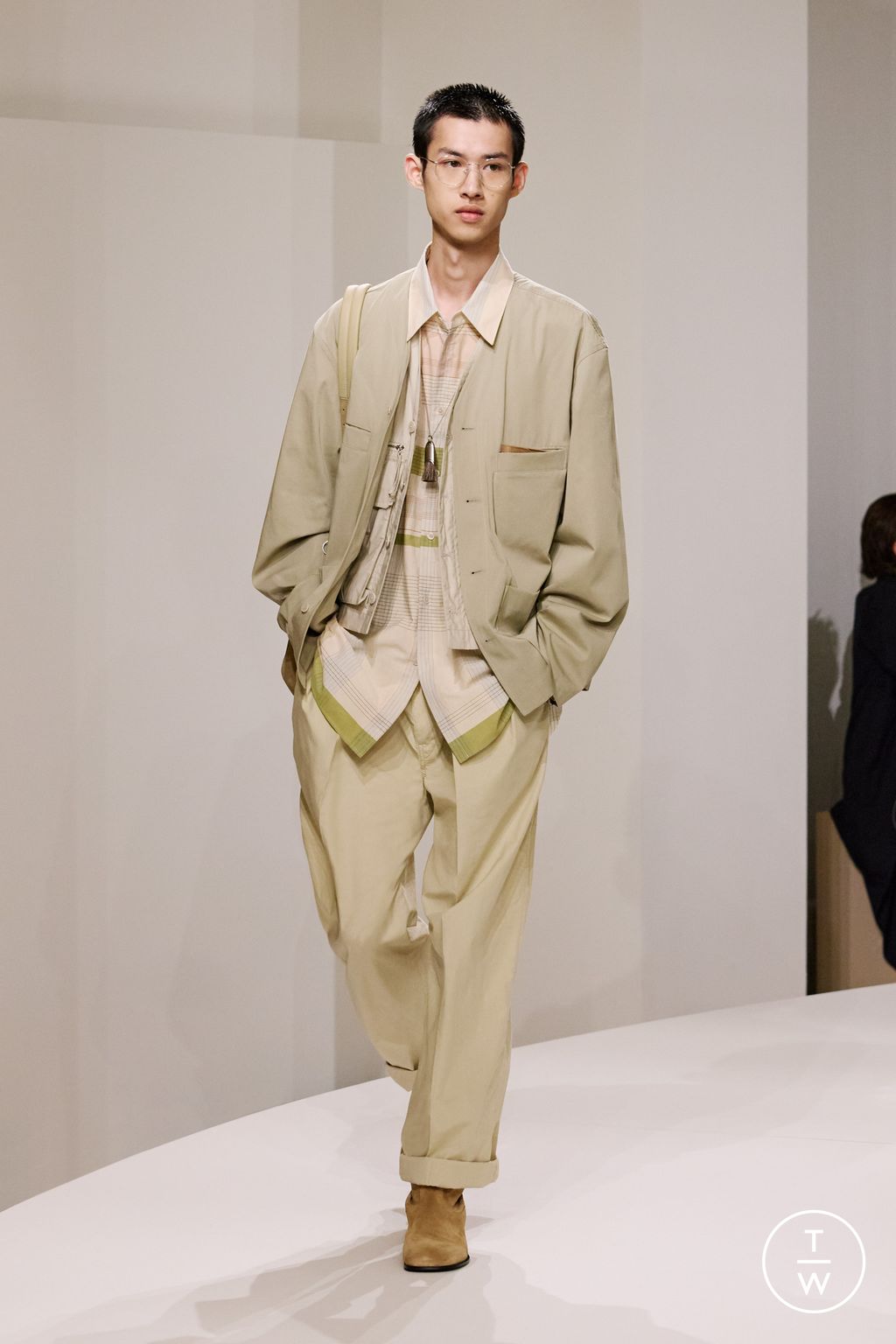 Fashion Week Paris Spring-Summer 2025 look 51 from the Lemaire collection 男装