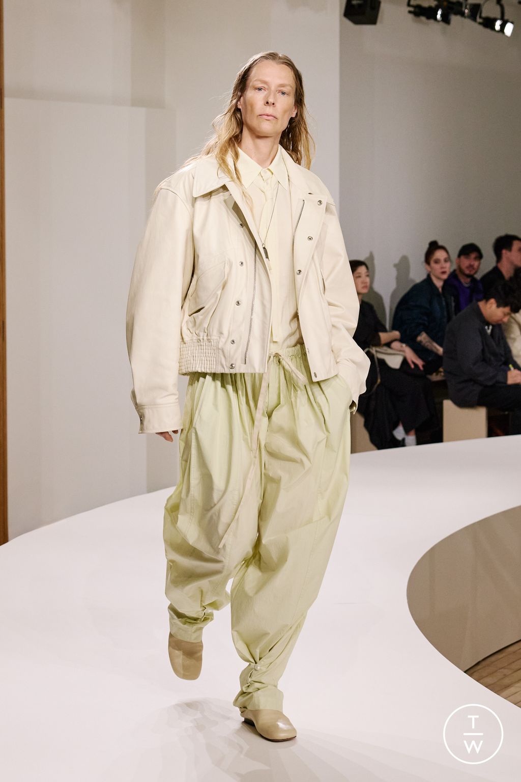 Fashion Week Paris Spring-Summer 2025 look 57 from the Lemaire collection 男装