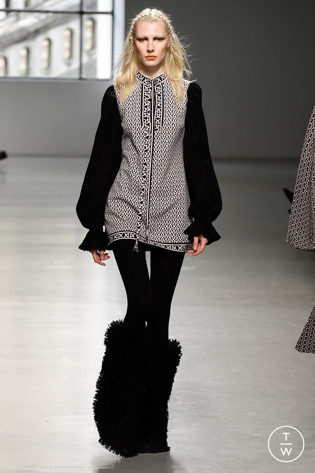 Fashion Week Paris Fall/Winter 2023 look 2 from the Leonard Paris collection 女装