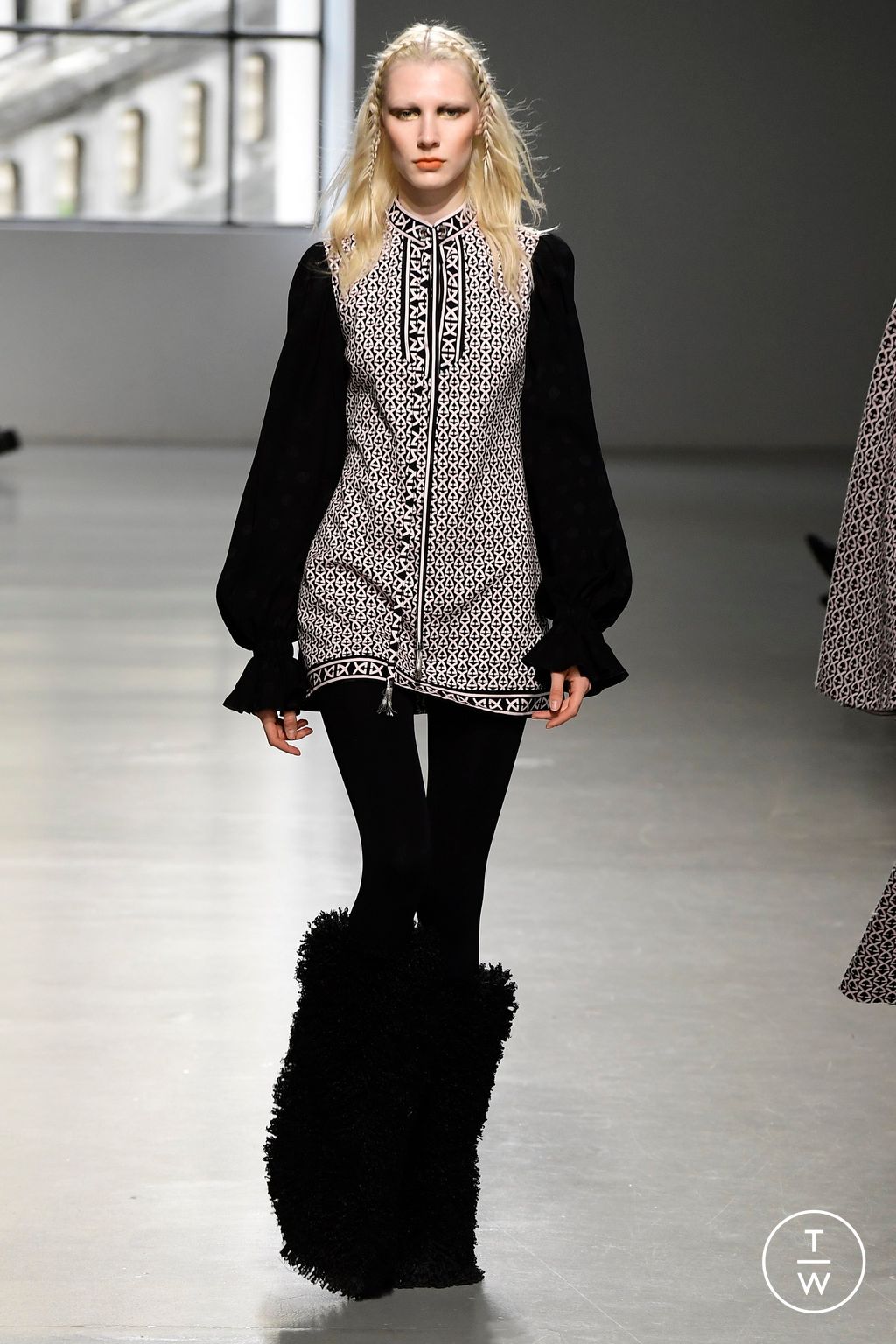 Fashion Week Paris Fall/Winter 2023 look 2 from the Leonard Paris collection womenswear