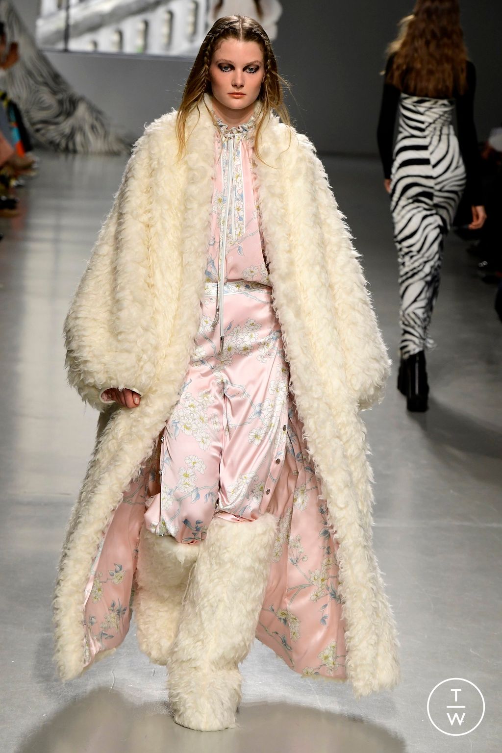 Fashion Week Paris Fall/Winter 2023 look 13 from the Leonard Paris collection 女装