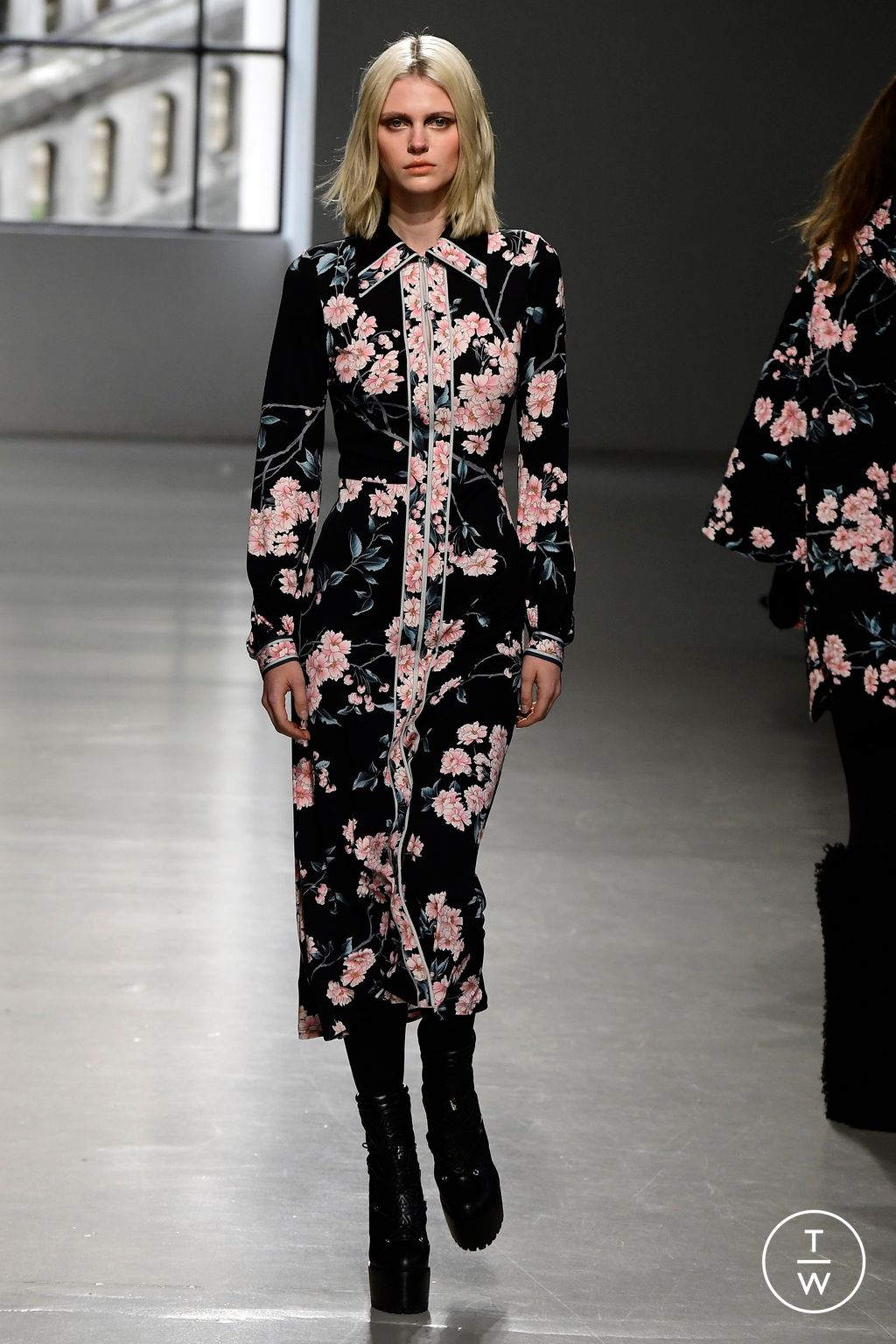 Fashion Week Paris Fall/Winter 2023 look 20 from the Leonard Paris collection 女装